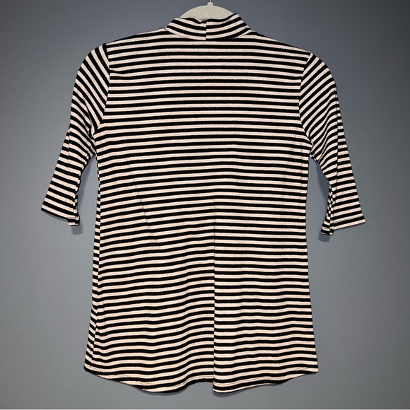 Women’s XS - Striped Top - Netted V-neck. - Picture 3 of 3